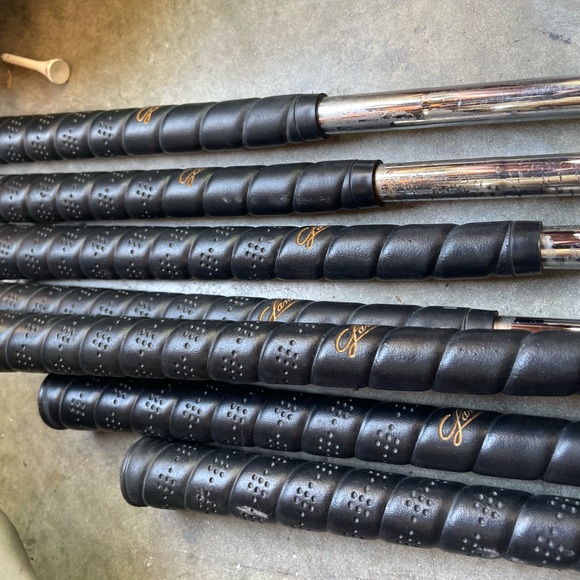 Ampex tour iron set in RH. 
7 pc iron set 
Steel shafts in S flex - Picture 9 of 11